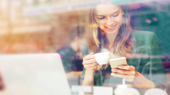 Blogger Übersicht Frau mit Handy